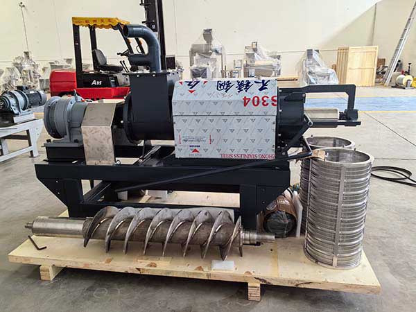 Manure Separator With Screw and Screen
